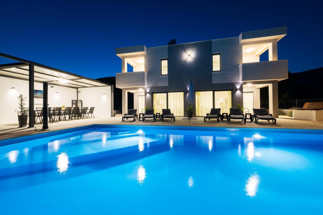 Villa Sky - Heating Pool Kaštel Novi Екстериор снимка