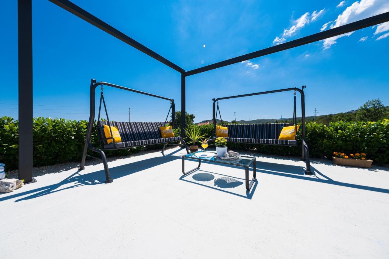 Villa Sky - Heating Pool Kaštel Novi Екстериор снимка