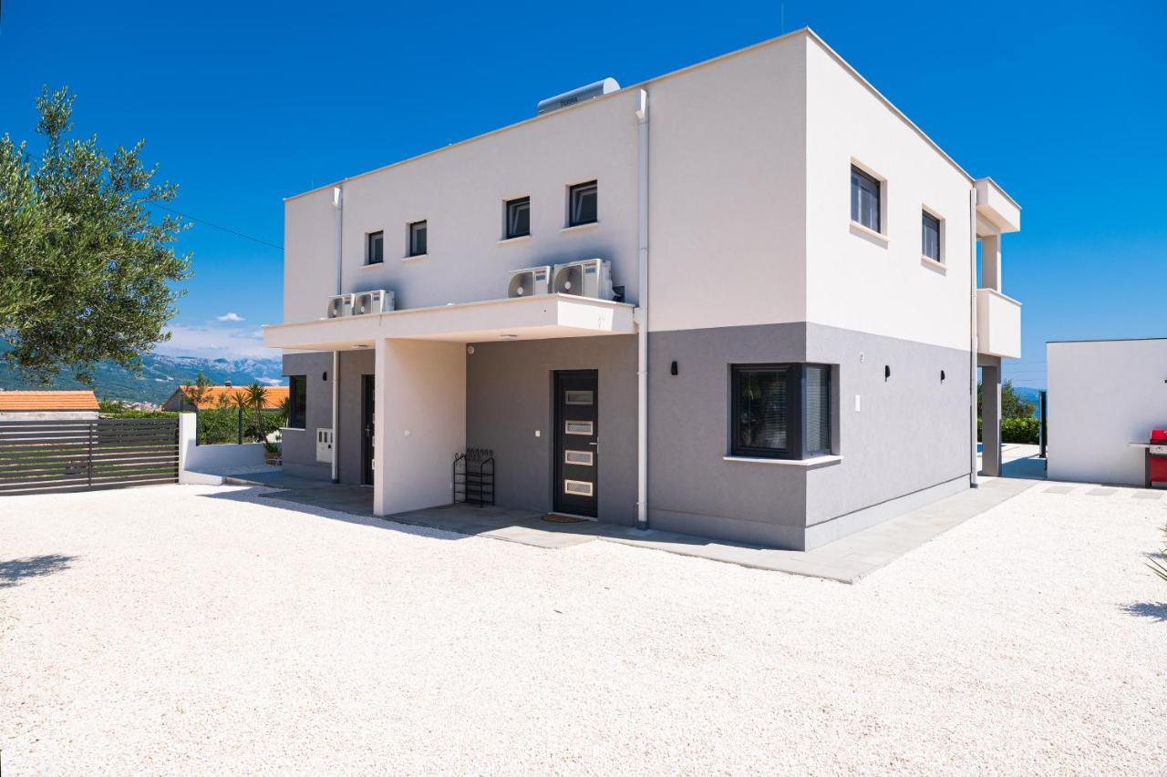 Villa Sky - Heating Pool Kaštel Novi Екстериор снимка