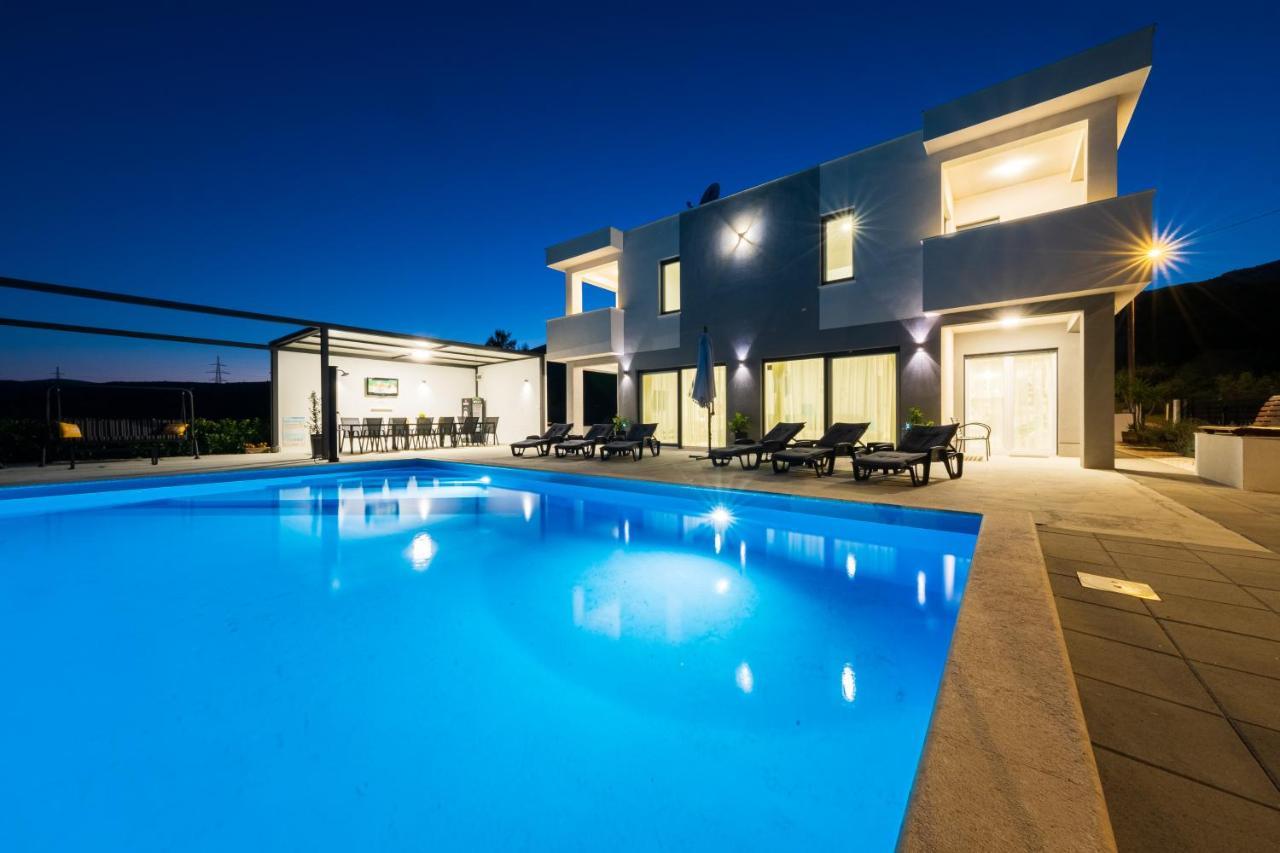 Villa Sky - Heating Pool Kaštel Novi Екстериор снимка
