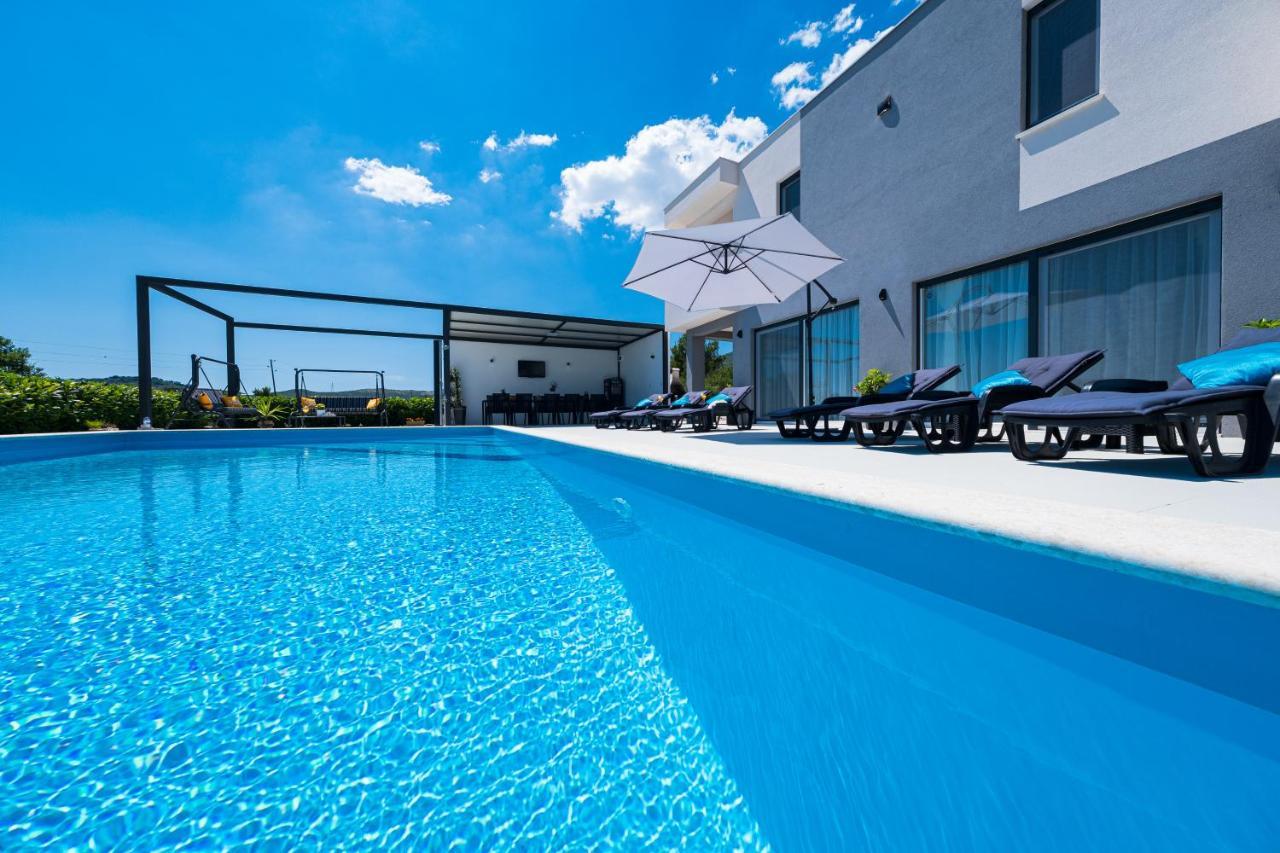 Villa Sky - Heating Pool Kaštel Novi Екстериор снимка