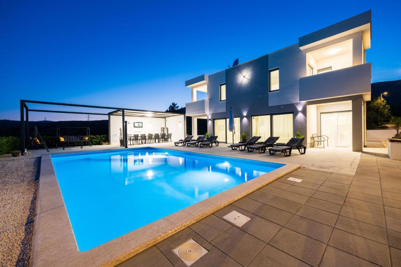 Villa Sky - Heating Pool Kaštel Novi Екстериор снимка