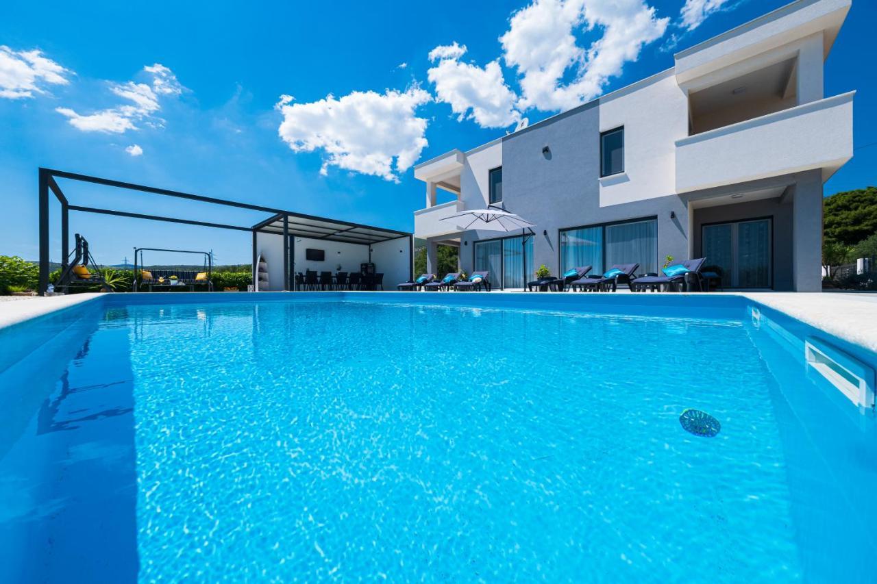 Villa Sky - Heating Pool Kaštel Novi Екстериор снимка