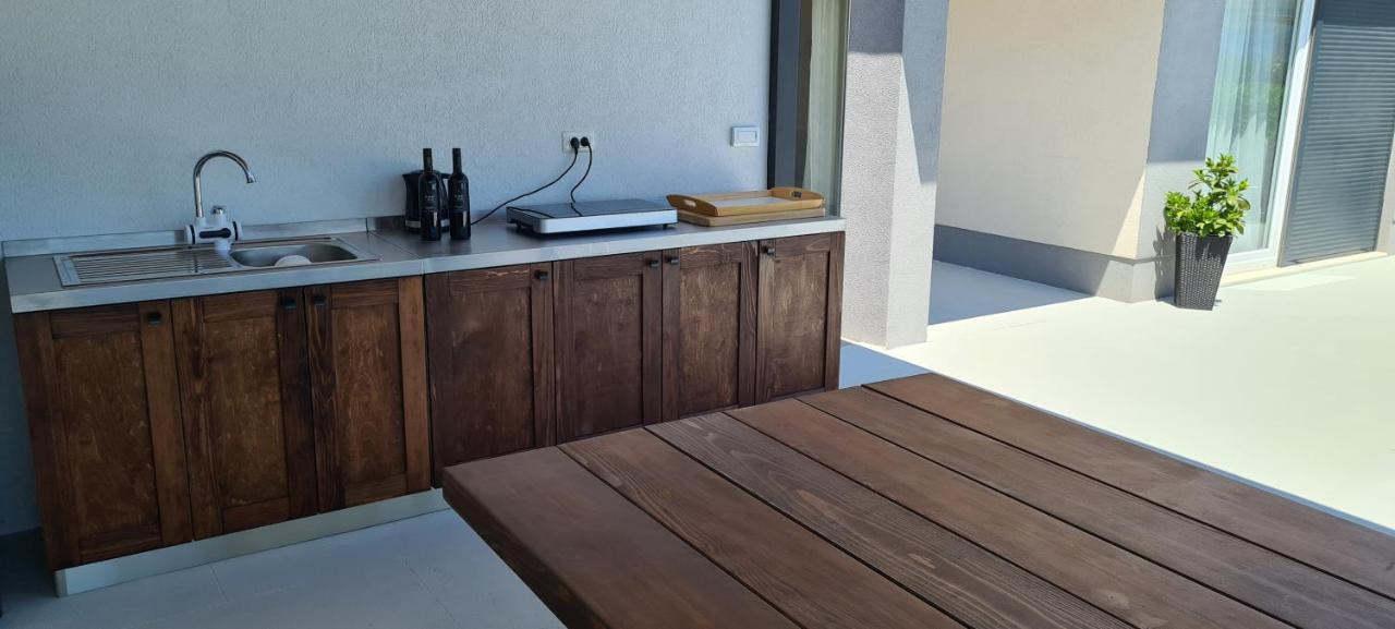 Villa Sky - Heating Pool Kaštel Novi Екстериор снимка