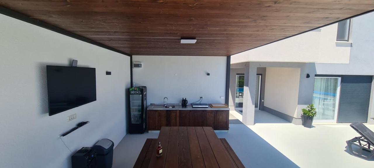 Villa Sky - Heating Pool Kaštel Novi Екстериор снимка