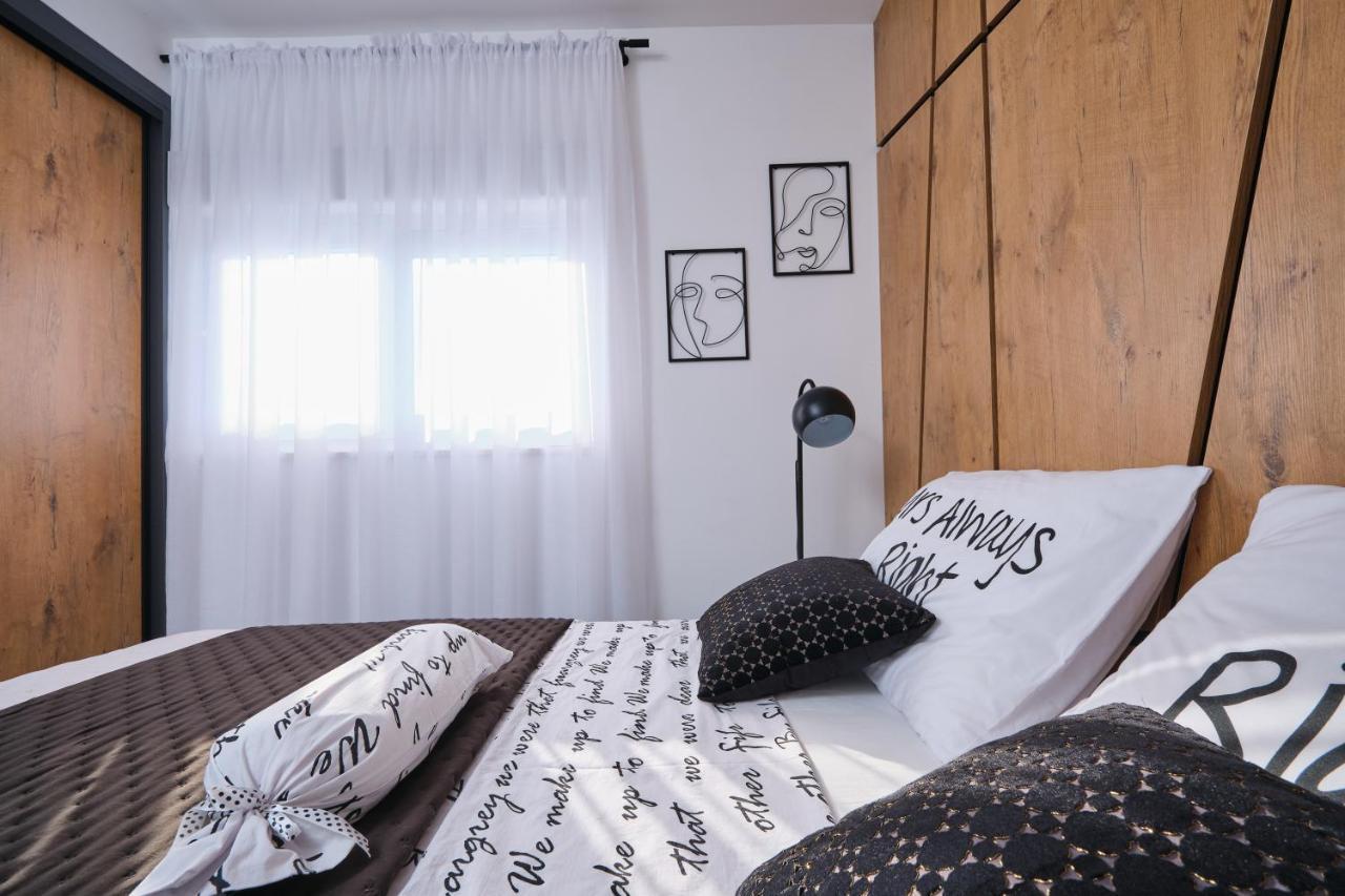 Villa Sky - Heating Pool Kaštel Novi Екстериор снимка