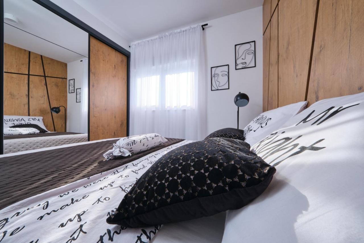 Villa Sky - Heating Pool Kaštel Novi Екстериор снимка
