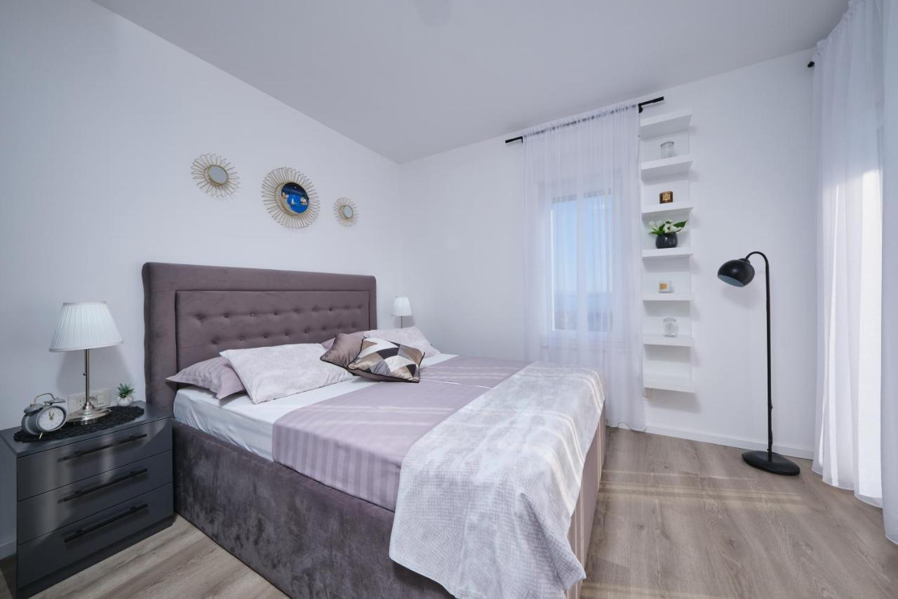 Villa Sky - Heating Pool Kaštel Novi Екстериор снимка