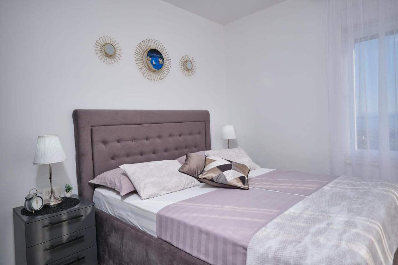 Villa Sky - Heating Pool Kaštel Novi Екстериор снимка