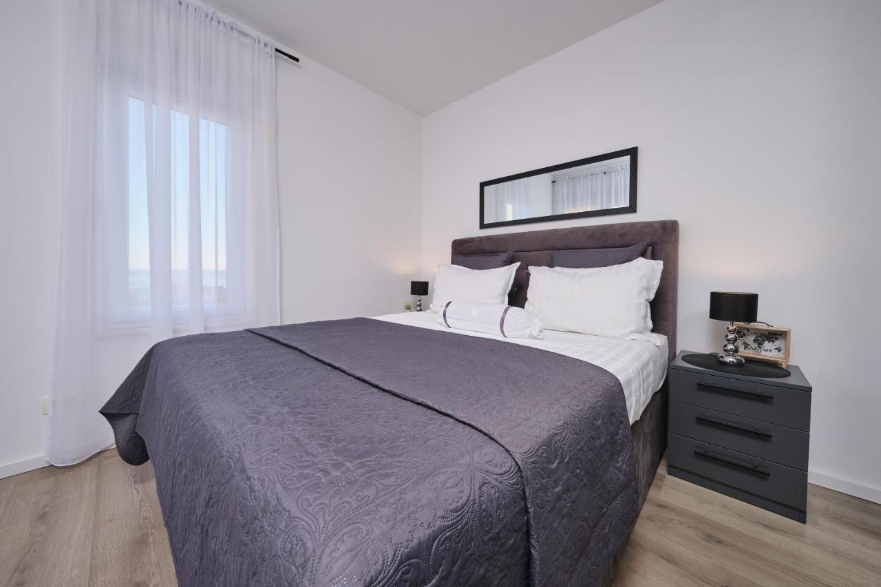 Villa Sky - Heating Pool Kaštel Novi Екстериор снимка