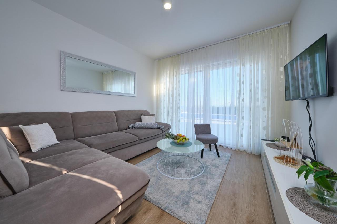 Villa Sky - Heating Pool Kaštel Novi Екстериор снимка