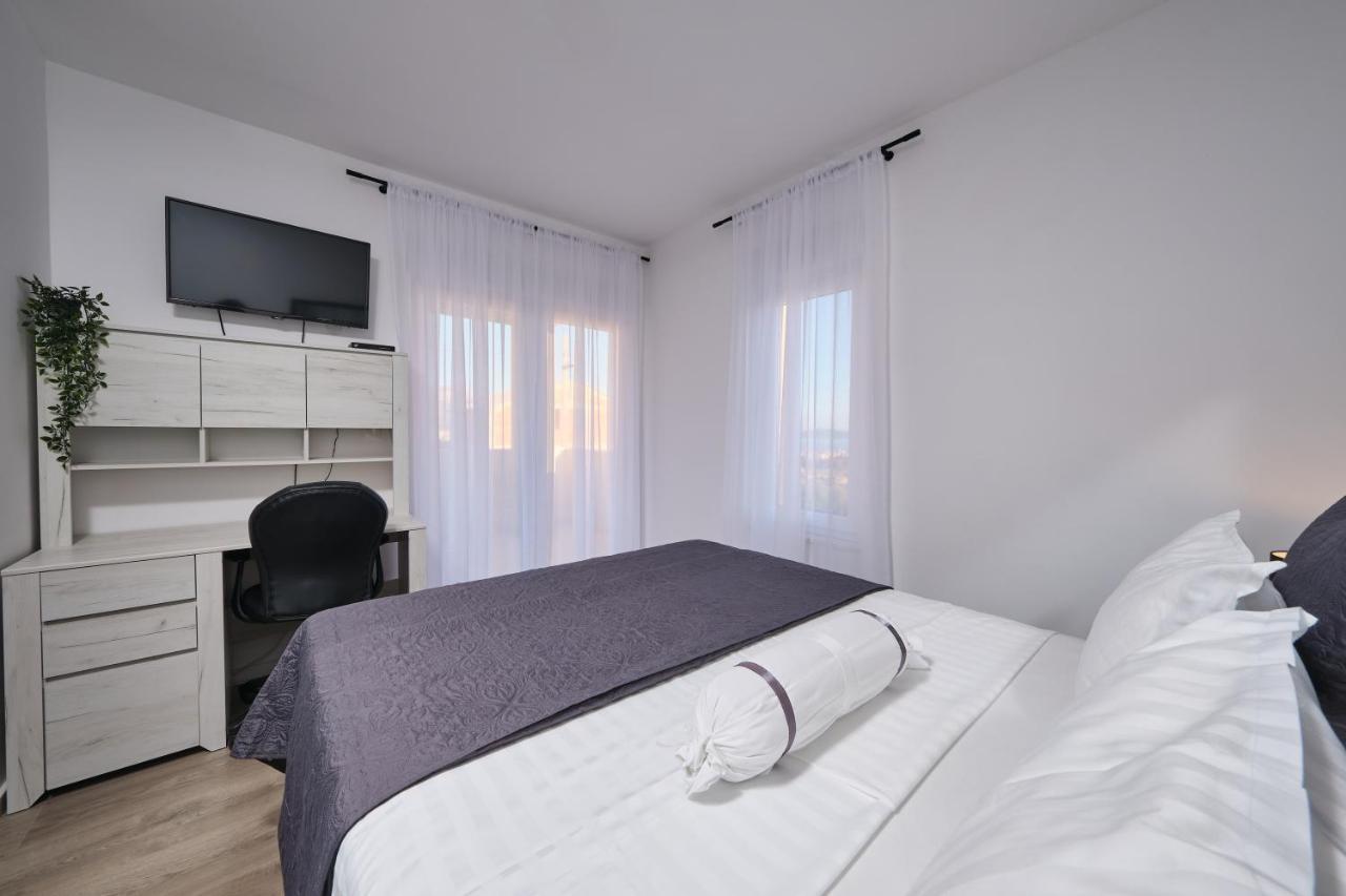 Villa Sky - Heating Pool Kaštel Novi Екстериор снимка