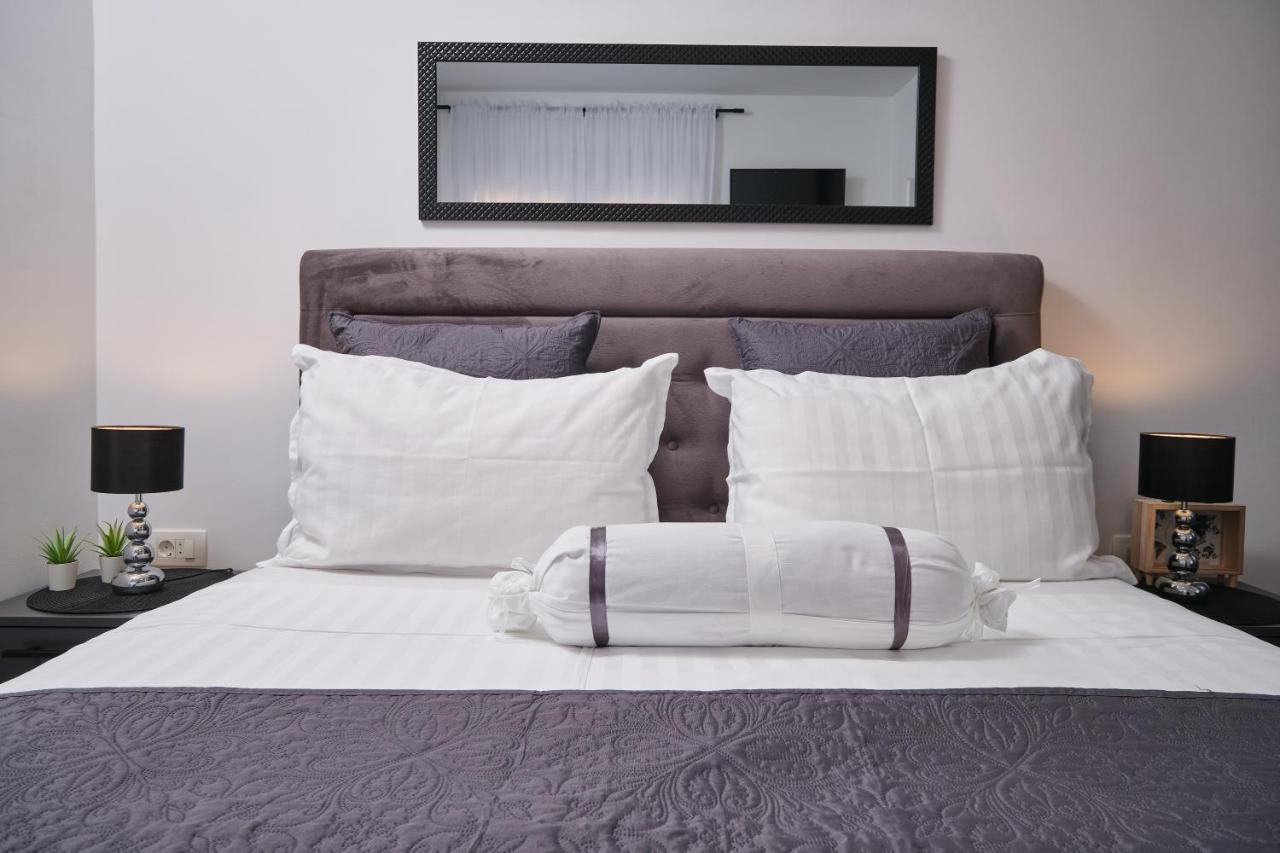 Villa Sky - Heating Pool Kaštel Novi Екстериор снимка