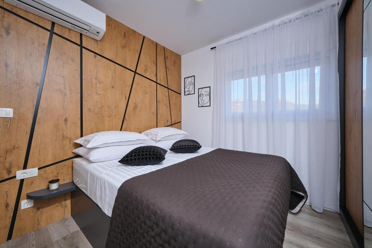 Villa Sky - Heating Pool Kaštel Novi Екстериор снимка
