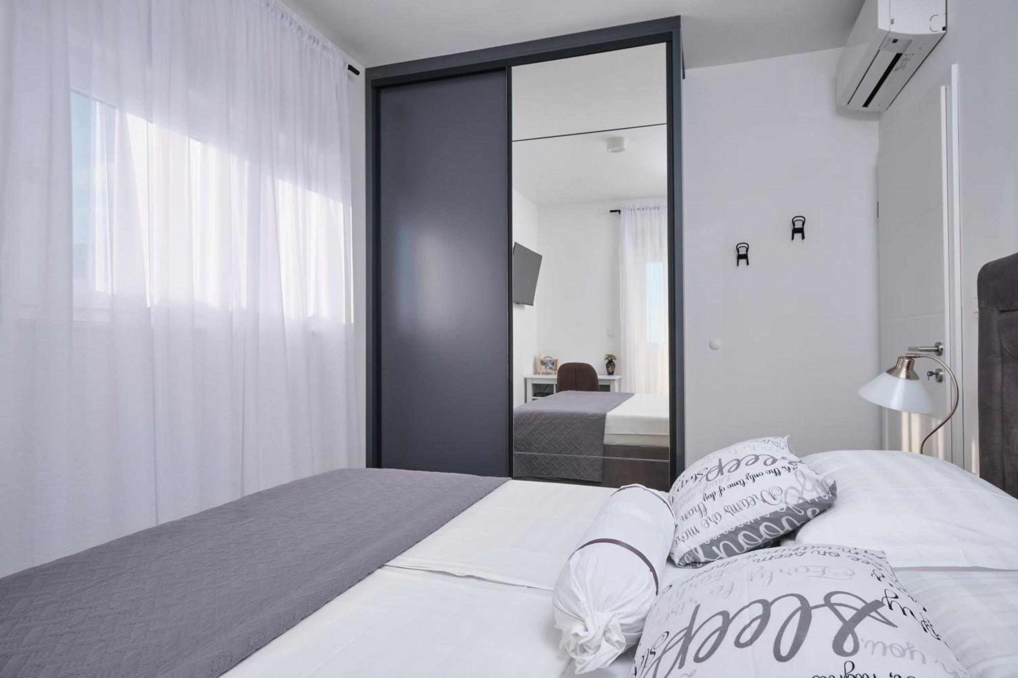 Villa Sky - Heating Pool Kaštel Novi Екстериор снимка