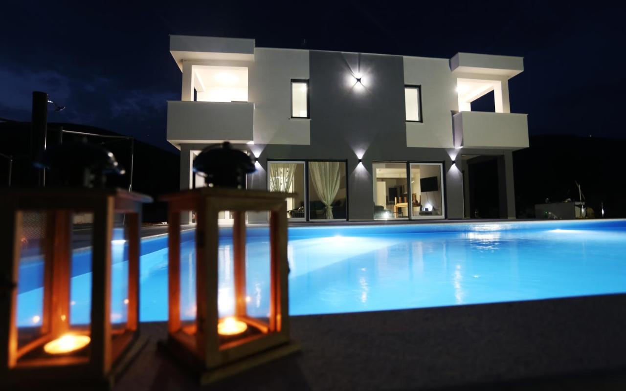 Villa Sky - Heating Pool Kaštel Novi Екстериор снимка