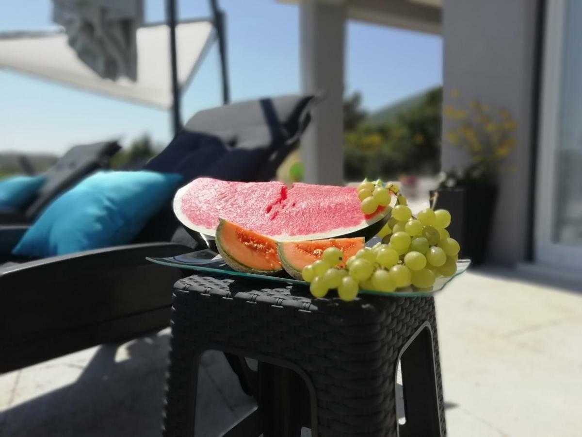 Villa Sky - Heating Pool Kaštel Novi Екстериор снимка