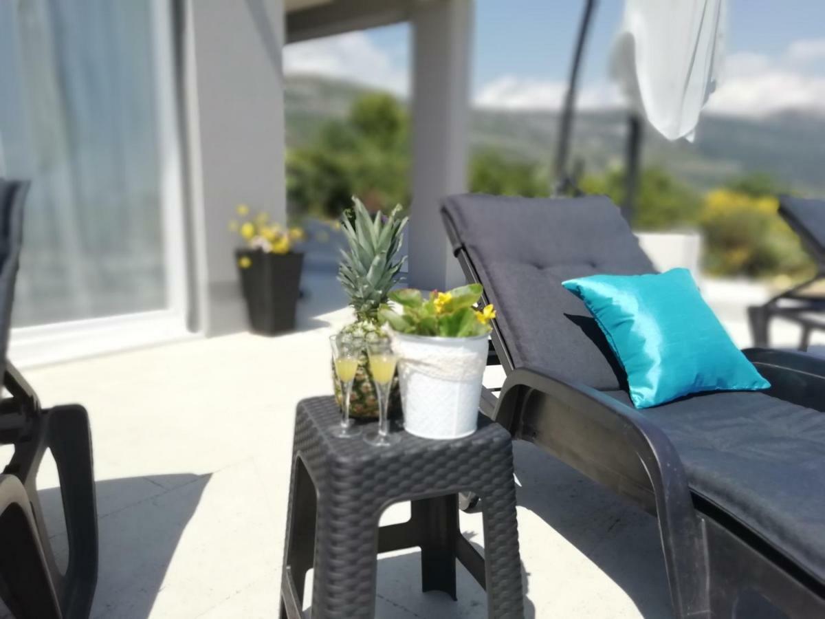 Villa Sky - Heating Pool Kaštel Novi Екстериор снимка