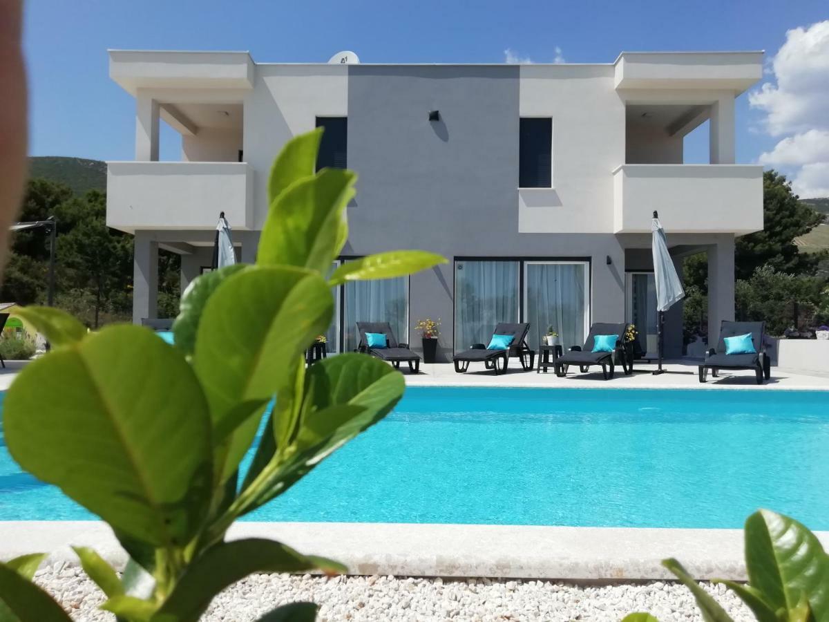 Villa Sky - Heating Pool Kaštel Novi Екстериор снимка